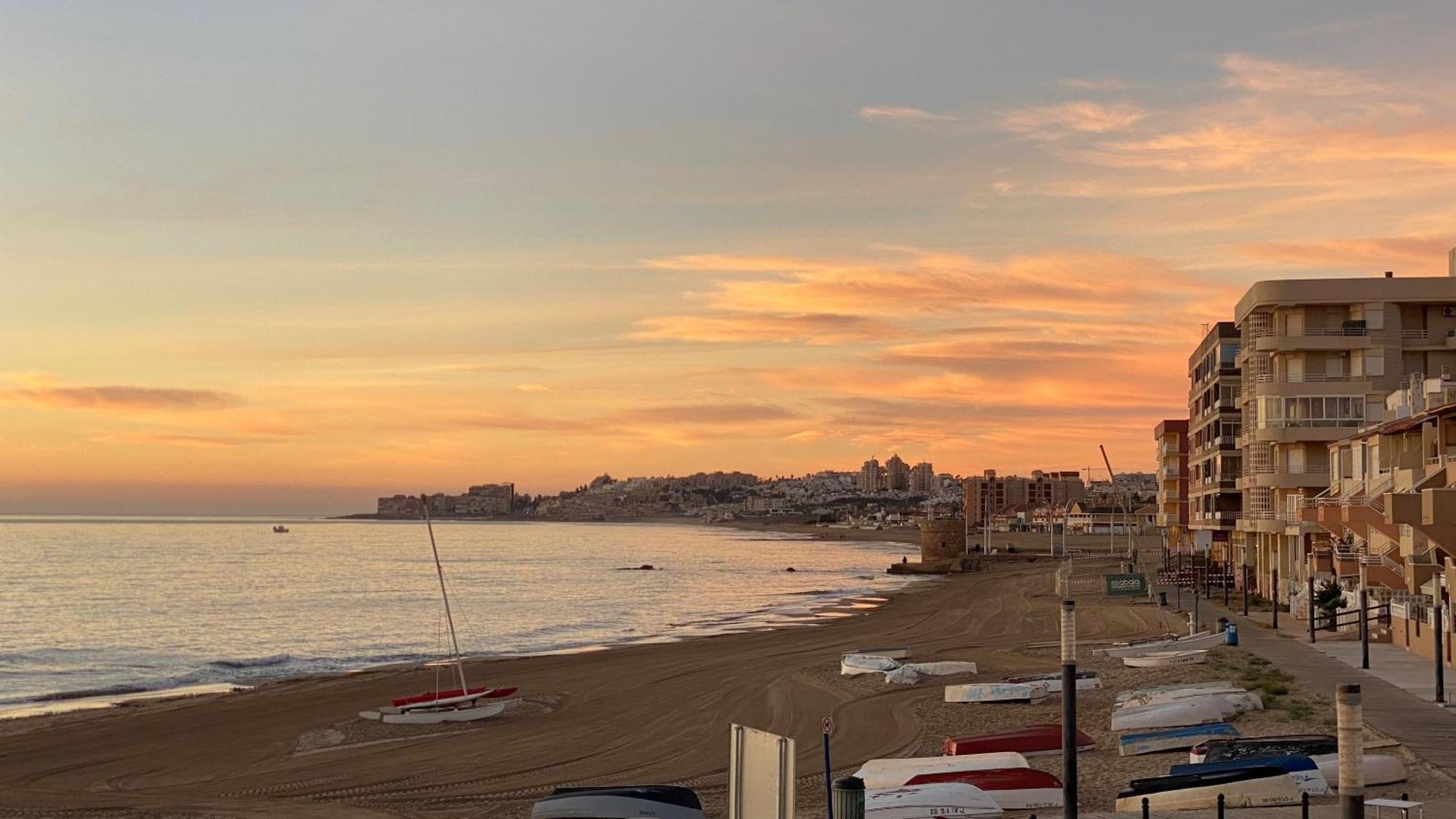 Beachfront Apartment - La Mata トレビエハ エクステリア 写真